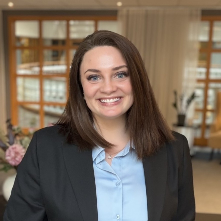 Emma, Business manager